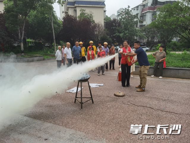 参训人员在教官指导下进行了灭火器使用等实操演练。 长沙晚报通讯员 彭超 蒋理供图 参训人员在教官指导下进行了灭火器使用等实操演练。 长沙晚报通讯员 彭超 蒋理供图