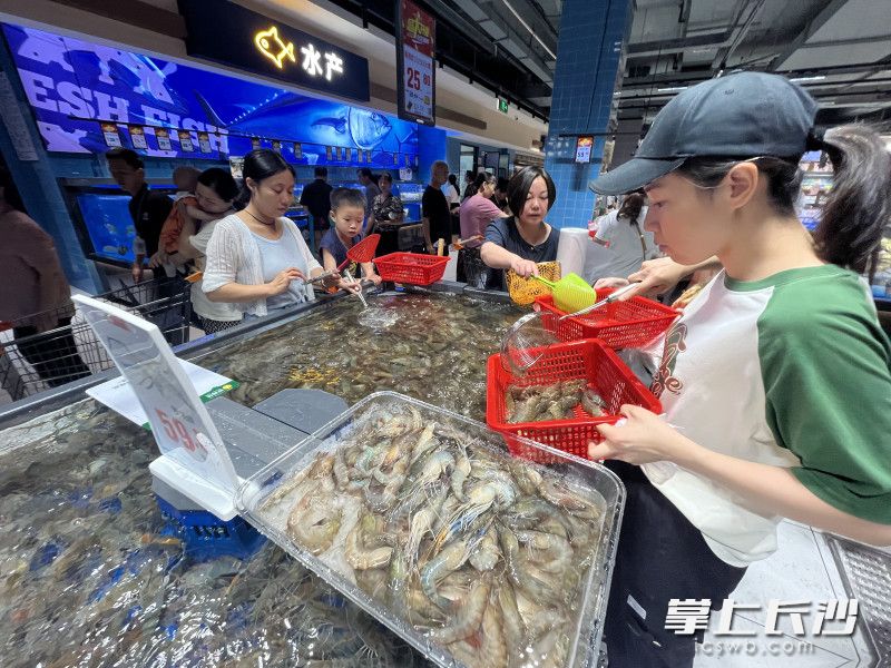 市民在超市内选购。