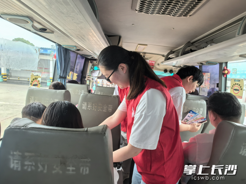 医务人员在汽车北站服务大厅、站内商户、车站大巴向过往市民和旅客发放宣传折页，普及健康知识。通讯员供图