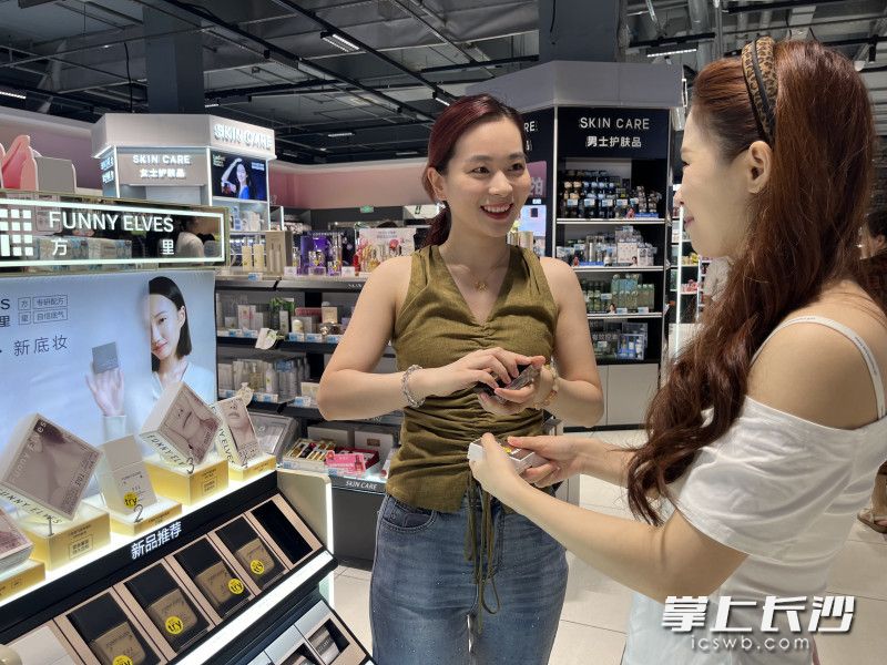 新升级的丰彩·好润佳超市长沙大道店注重从“卖货空间”向“生活服务平台”转型。 全媒体记者 周游 通讯员 高兴 摄影报道