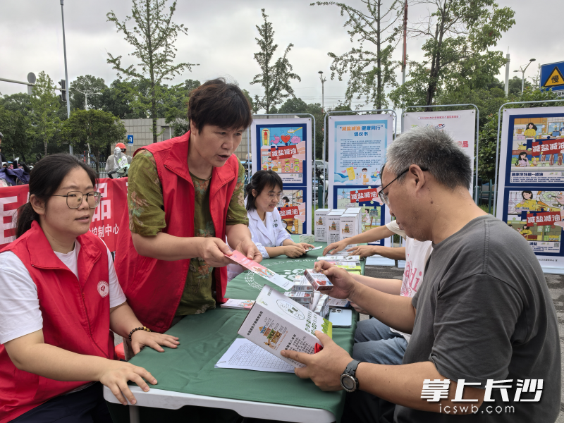 本次活动还在咨询台设置健康素养知识有奖竞答环节。