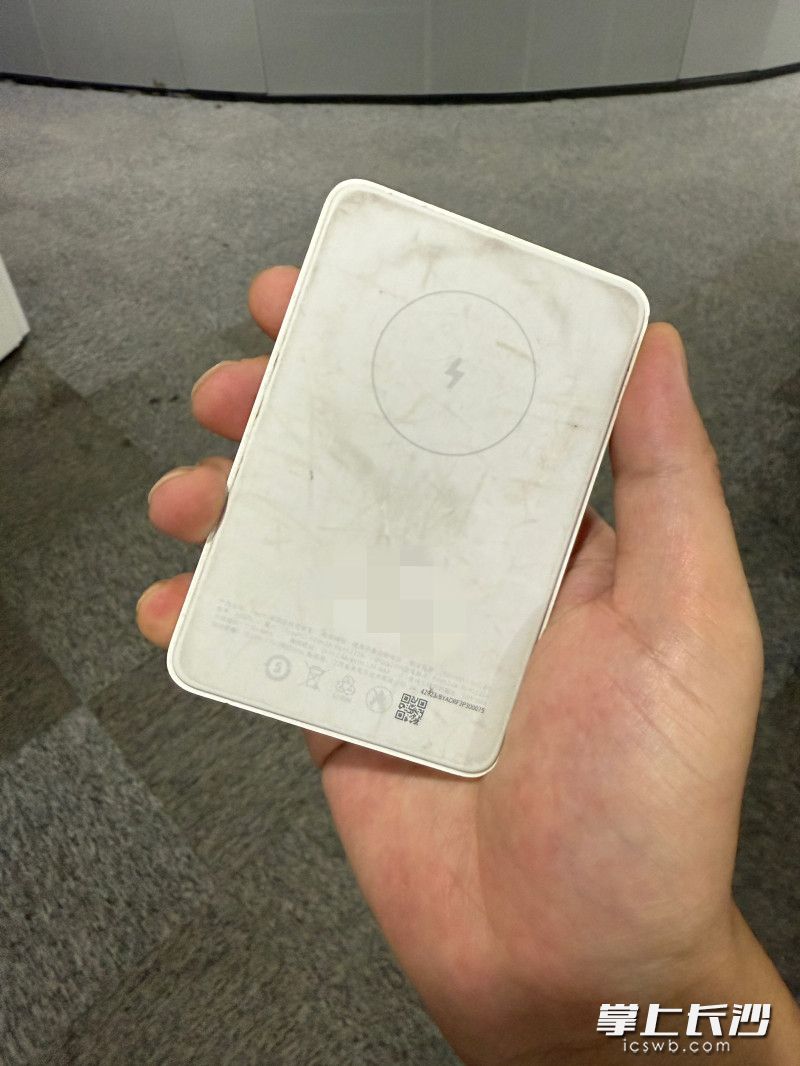 没有3c标识的充电宝产品。均为长沙晚报全媒体记者 王志伟 摄 没有3c标识的充电宝产品。均为长沙晚报全媒体记者 王志伟 摄