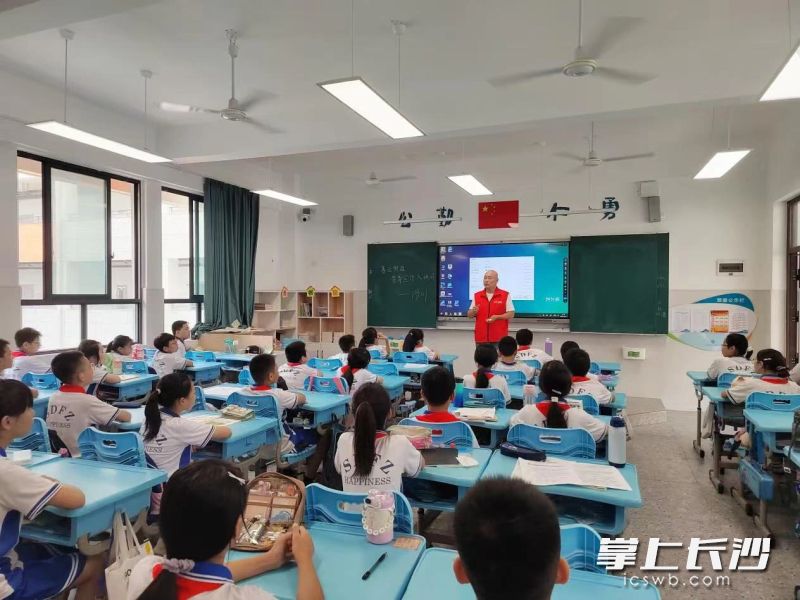 熊湘辉在学校宣讲禁毒知识。 长沙市社会禁毒协会供图