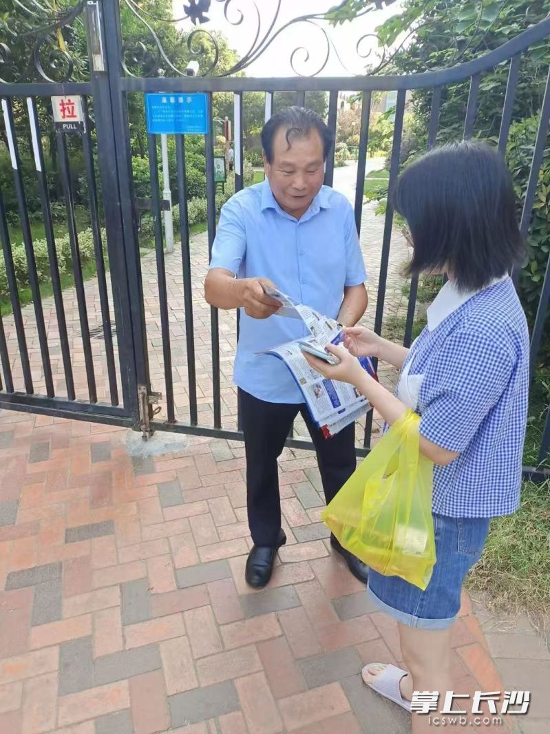 一直奔赴在禁毒宣传路上的陈明武。  长沙市社会禁毒协会供图