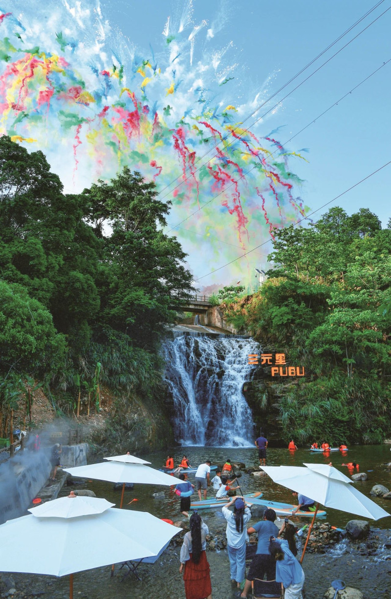 中和镇中和村三元里·瀑布coffee营地内，大人自在地玩着桨板，孩子们欢快地打着水仗。