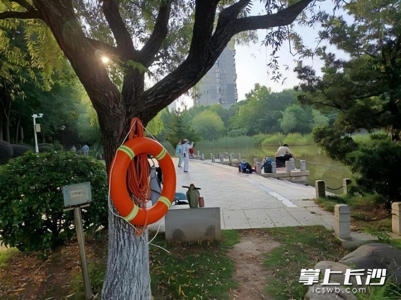 雨花区园林绿化维护中心在社区公园更新了安全警示牌,还在景观水池周边关键位置增设了救生圈、救生绳等应急设备。 雨花区园林绿化维护中心在社区公园更新了安全警示牌,还在景观水池周边关键位置增设了救生圈、救生绳等应急设备。