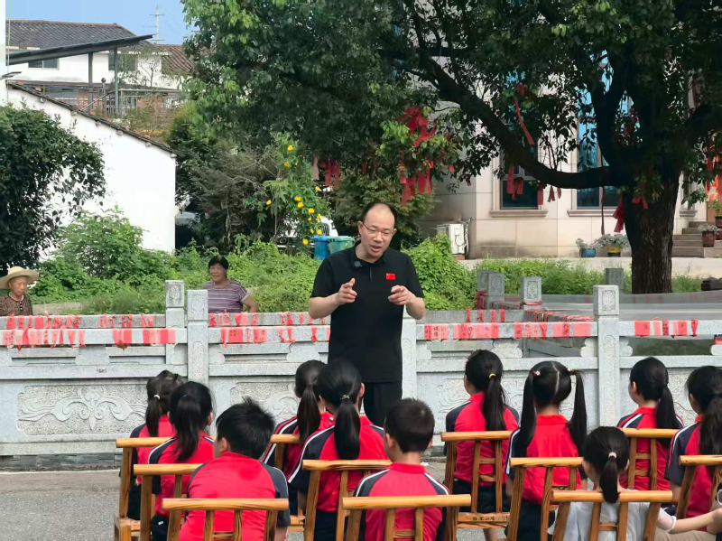 屈维意返乡后给孩子们上启蒙课。 屈维意返乡后给孩子们上启蒙课。