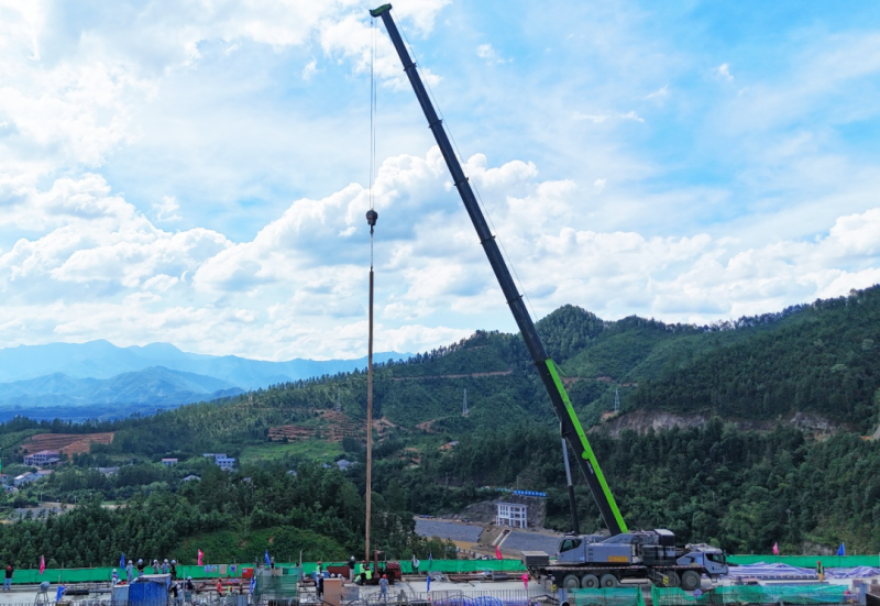 近日，椒花水库枢纽工程成功取出长度达28.55米芯样，标志着大坝施工质量和工艺达到行业领先水平。