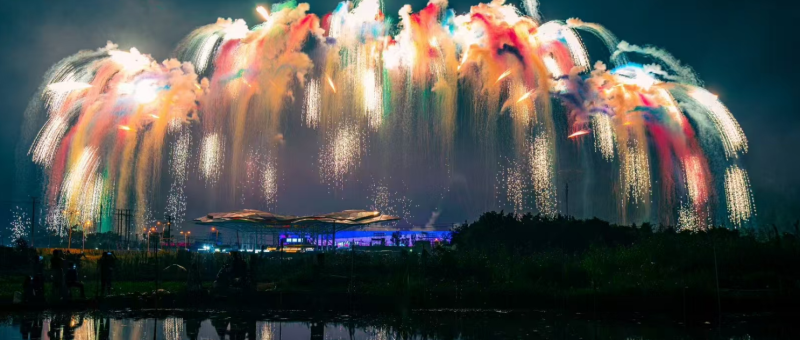 在天空剧院上演的创意烟花秀点亮夜空，绚烂多彩。