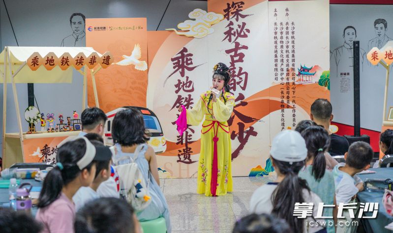 长沙花鼓戏市级代表性传承人文君一曲《放风筝》引来掌声阵阵。 均为长沙非遗馆供图 长沙花鼓戏市级代表性传承人文君一曲《放风筝》引来掌声阵阵。 均为长沙非遗馆供图