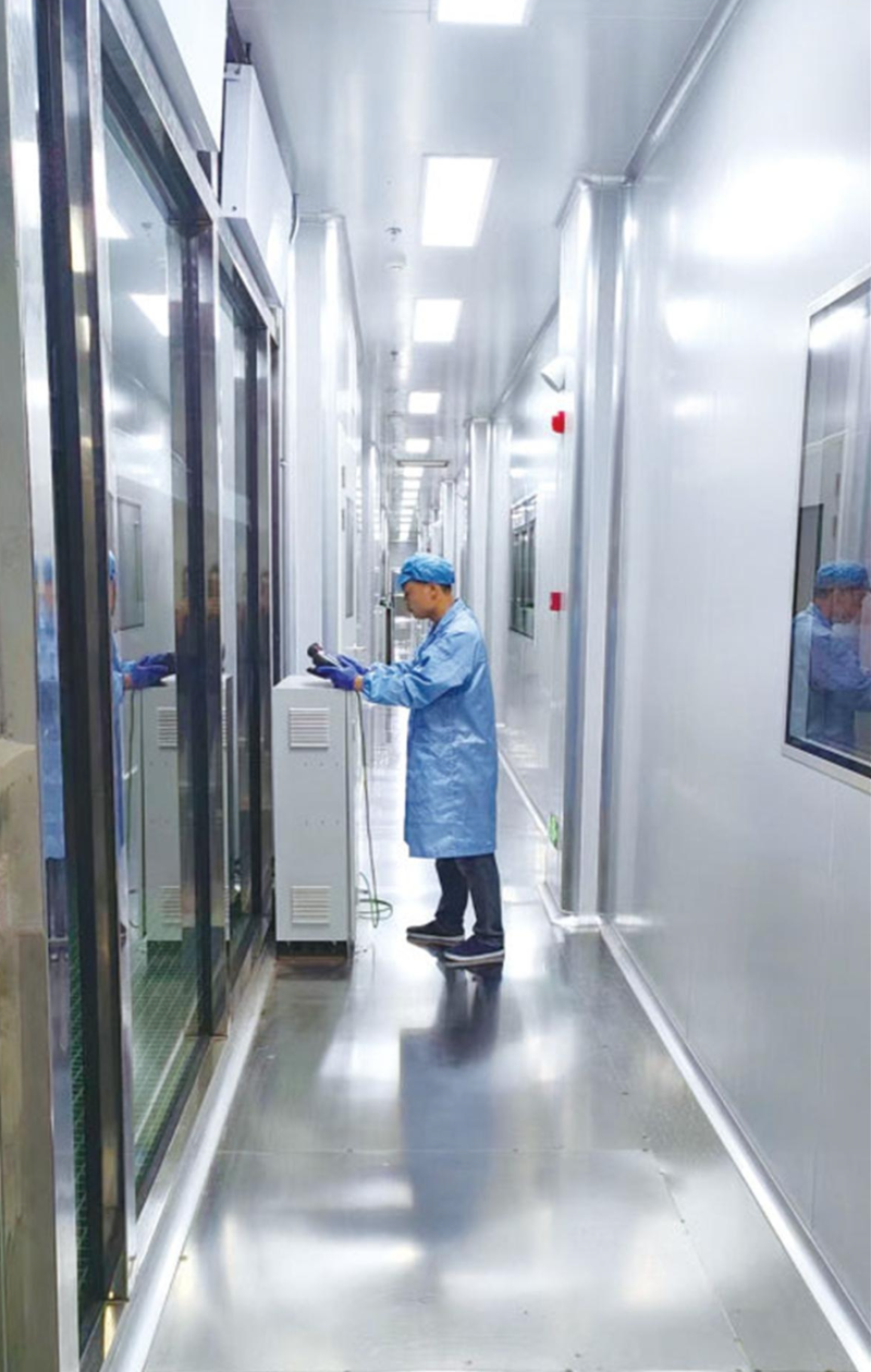 湖南赛瑞汽车零部件有限公司，工人正在生产车间操作自动化设备。