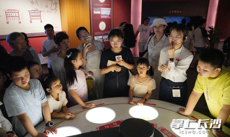 孩子们探秘位于橘子洲头125号的长沙非遗馆。 孩子们探秘位于橘子洲头125号的长沙非遗馆。