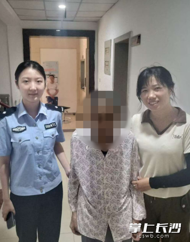 家属在定王台派出所向民警表达谢意。均为通讯员 李三平 摄