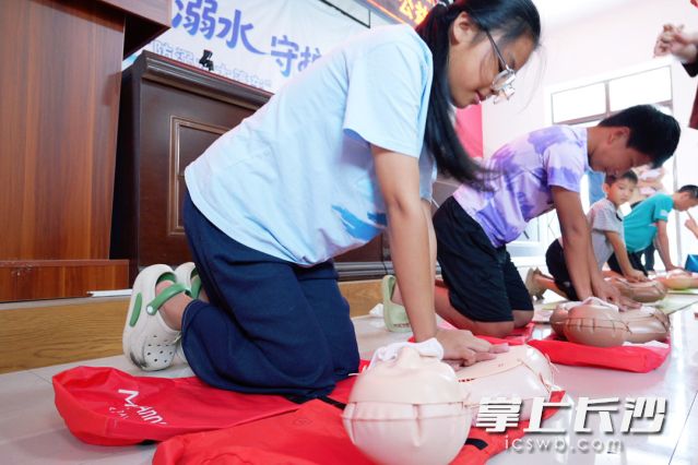 孩子们上阵练习急救法。