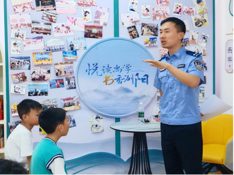 派出所民警在丰裕村农家书屋共享阅读空间宣讲暑期防溺水知识。