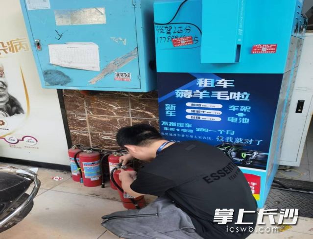 检查人员重点对店内消防设施器材是否配备到位等情况进行检查。