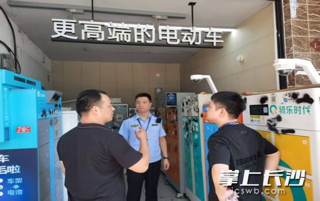 青园街道开展电动车销售、维修门店专项安全排查。   均为长沙晚报通讯员 朱石峰 彭超供图