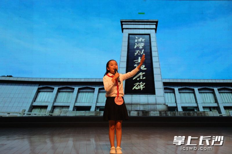 湘潭选手在讲解。