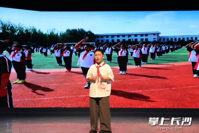 孩子们通过讲解，传递红色故事。