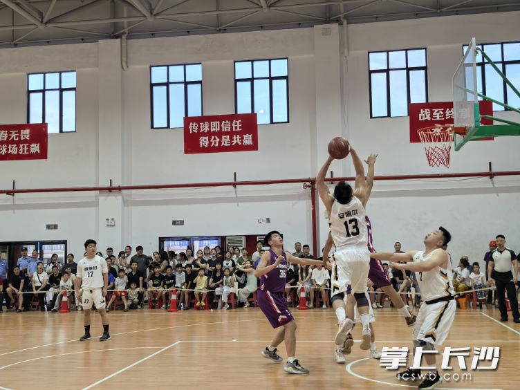 虽然都是业余球员开打村ba,但现场精彩程度超乎想象。 虽然都是业余球员开打村ba,但现场精彩程度超乎想象。