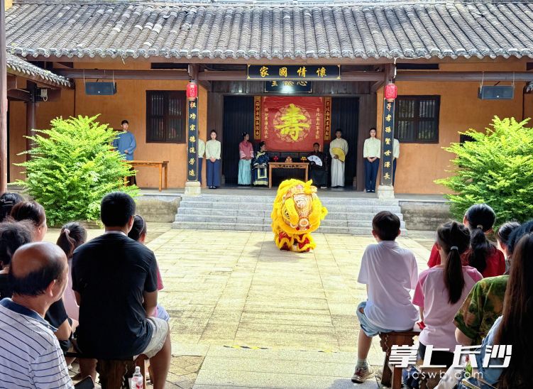 观看红色主题情景剧《家国情怀》。