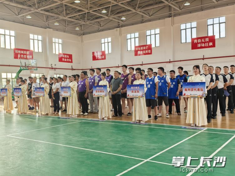 “幸福煤城・商会杯”篮球赛组织了7支球队参赛。均为长沙晚报全媒体记者 张禹 摄 “幸福煤城・商会杯”篮球赛组织了7支球队参赛。均为长沙晚报全媒体记者 张禹 摄