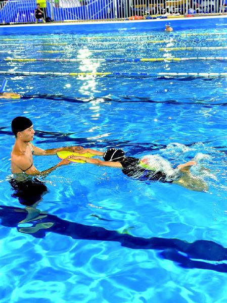 标准化游泳场馆,为孩子们提供夏日清凉的好去处。图为周钱在指导孩子游泳。 标准化游泳场馆,为孩子们提供夏日清凉的好去处。图为周钱在指导孩子游泳。