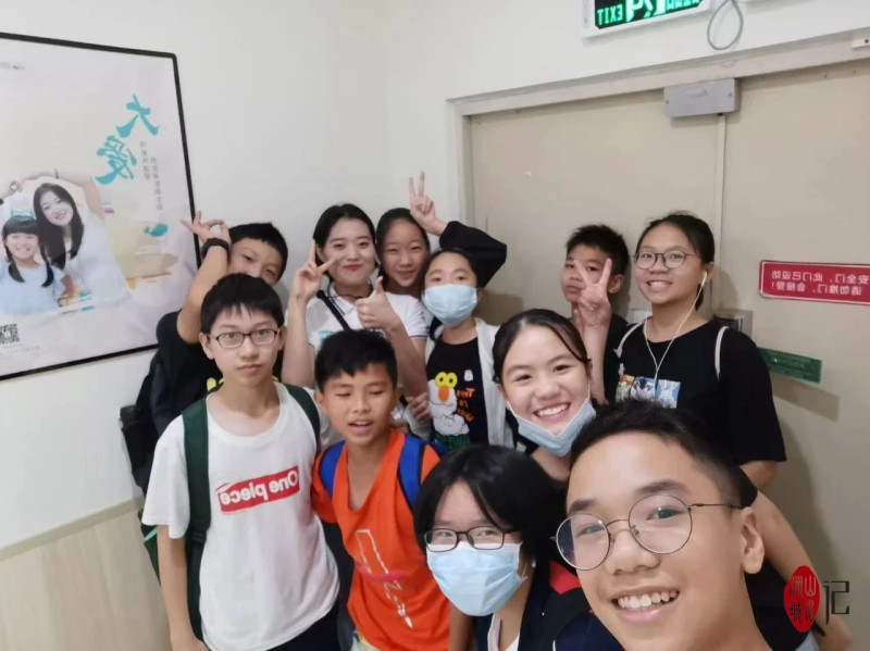 在成为一名特警之前，夏梓娟曾经是位数学教师。图为夏梓娟和学生们的合影。除署名外，均为受访者供图