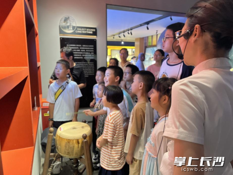 亲手体验用鼓槌击打麻山鼓。