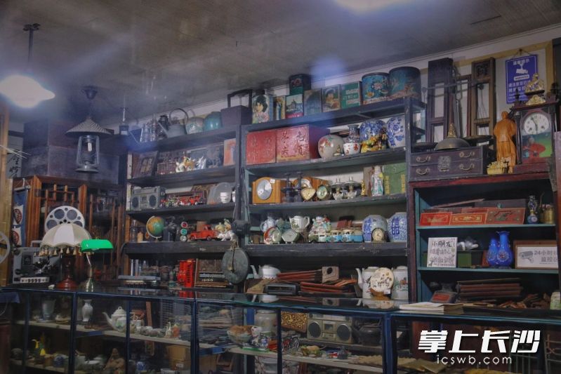 茶馆里的摆设如记忆中的老茶馆。 茶馆里的摆设如记忆中的老茶馆。