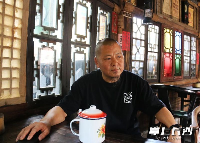 茶馆主人蔡颖强。 茶馆主人蔡颖强。