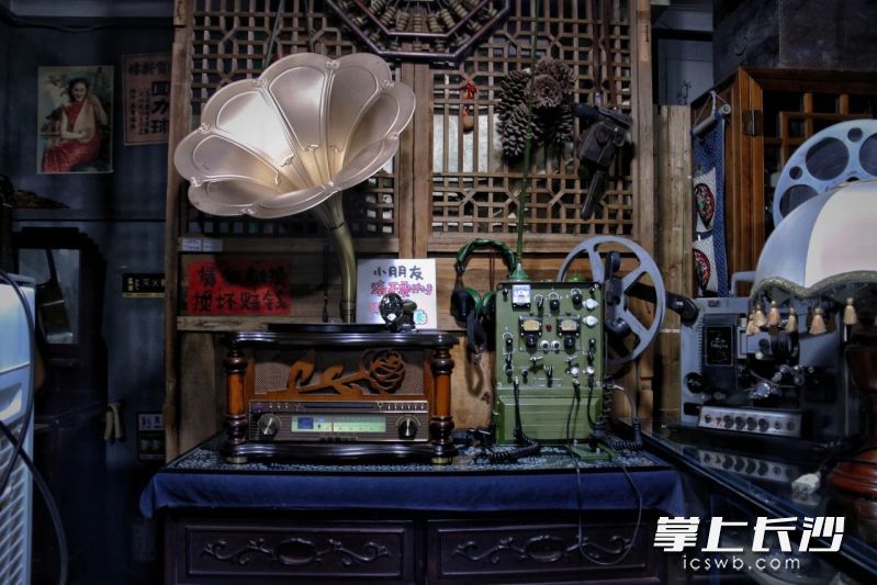 茶馆里摆放着收集过来的各种老物件。 茶馆里摆放着收集过来的各种老物件。