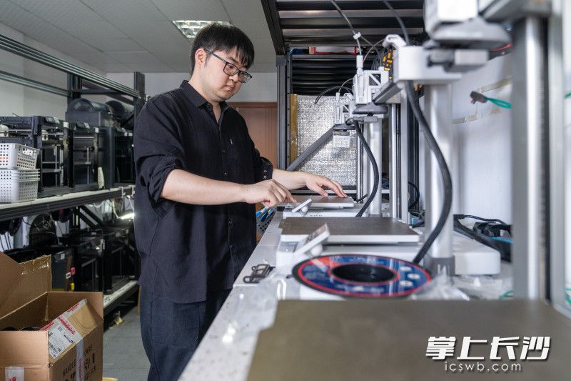 湖南火灵工业设计有限公司的厂房内，数十台3d打印机正在嗡嗡作响，精密地生产着各种造型精巧的游戏手办和电影道具模型。