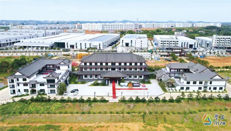 “爱之光”焰火旅拍基地的拍摄场景涵盖古风庭院、田园花海、工业风艺术区等多元风格，能够满足不同客群的个性化需求。