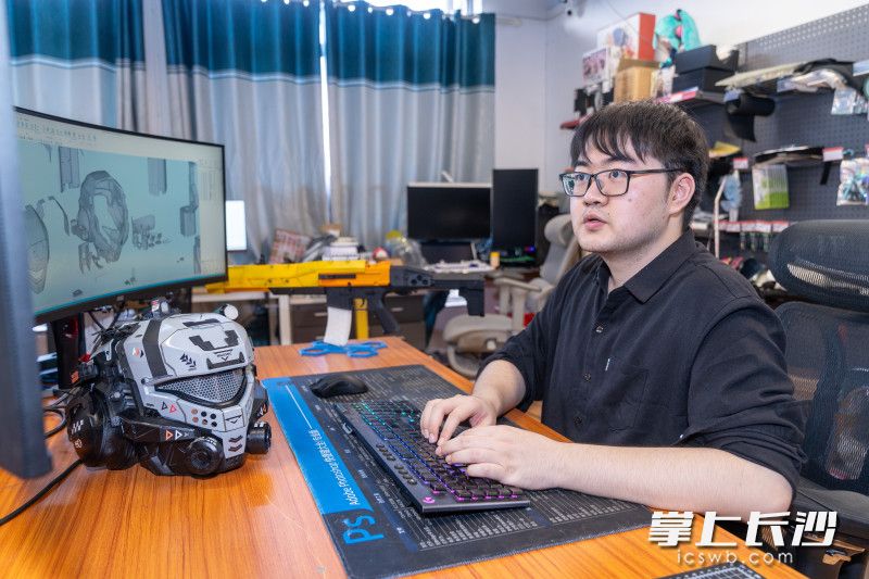 庄睿正在进行产品设计研发。