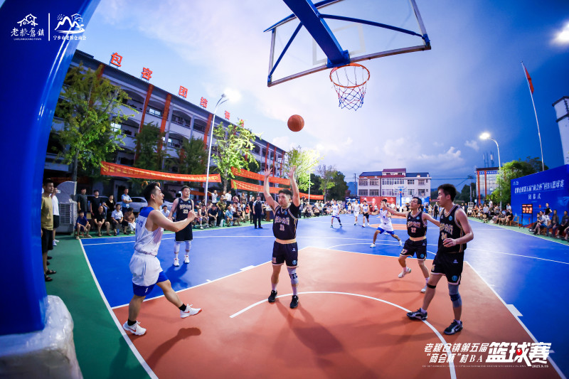 11支球队轮番上阵，激烈交锋引得观众们掌声不断。