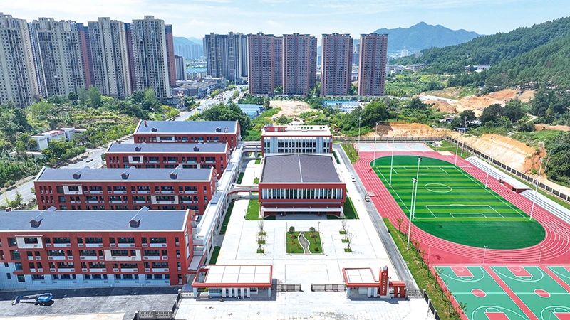 新建成的浏阳市雅礼实验北城学校位于集里街道鼎丰路和胡家路交会处，是一所九年一贯制学校，规划48个班级，可容纳学生2160人。今年秋季开学一共招收23个班，其中小学一年级4个班、初中七年级19个班。