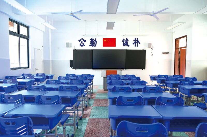 浏阳市雅礼实验北城学校教室内，电灯、空调、储物柜、一体教学机等设施已全部安装到位。