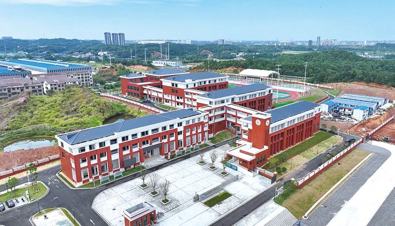 长沙市实验小学北园学校位于金阳新区，是浏阳市政府与长沙市实验小学合作共建的重点项目，规划24个班，可提供1080个学位，今年秋季一共招收13个班、500余名学生。