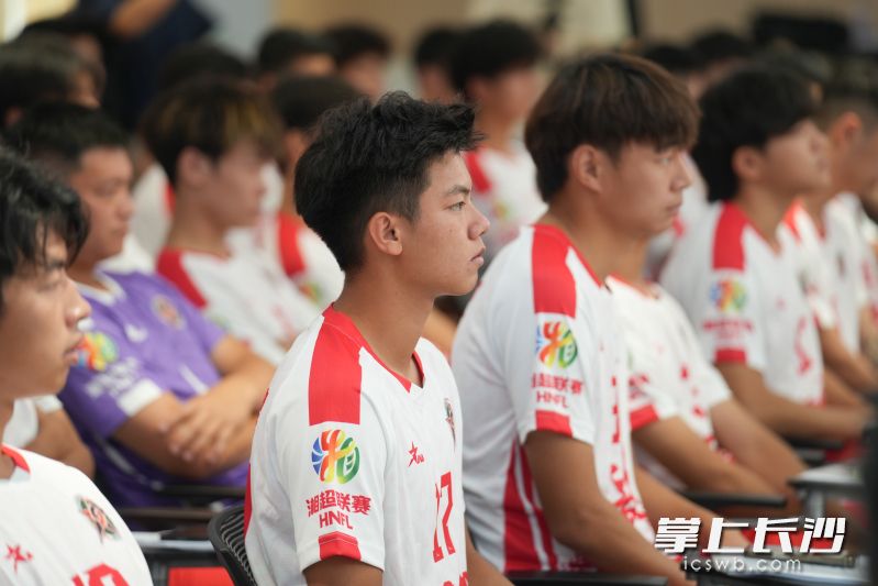 长沙队队员身着崭新队服亮相。