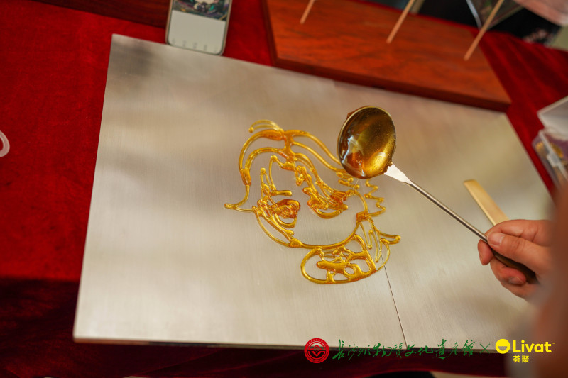 糖画受到小朋友的喜爱。