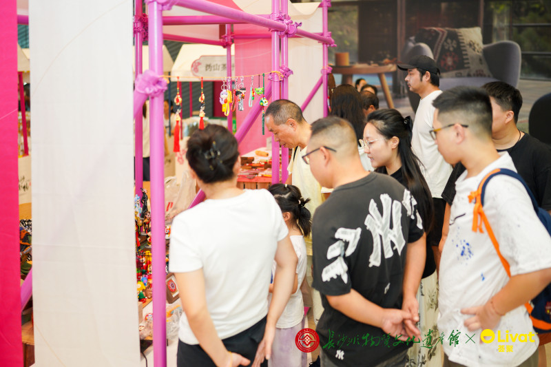 非遗摊位前围满了市民游客。