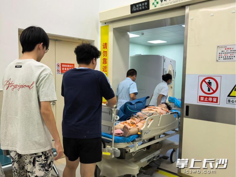 大学生陈盛涛（穿黑衣者）与同学、社区工作者一道，在志愿服务走访时发现独居老人处于晕迷状态，他们及时拨打120将人送到医院，才让老人转危为安。 均为长沙晚报全媒体记者张禹、通讯员段华良摄