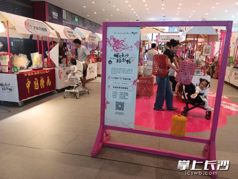 亲子家庭参与活动。