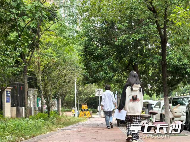 长沙又到“乱穿衣”季节，20日早晨穿衬衫的市民和穿加厚卫衣的孩子擦肩而过。  均为长沙晚报全媒体记者 舒元臻 摄
