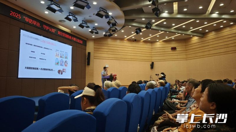 乾康科技市场总监在深圳科技馆介绍尿液β淀粉样蛋白检测。