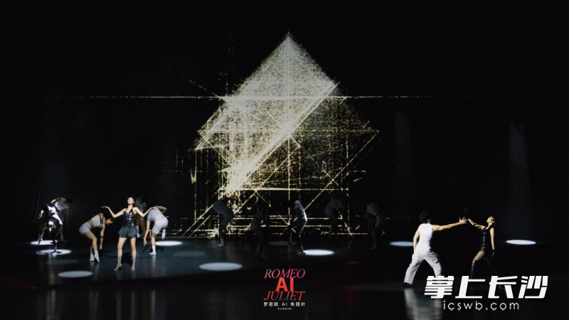 观念舞蹈戏剧《罗密欧ai朱丽叶》剧照之一。