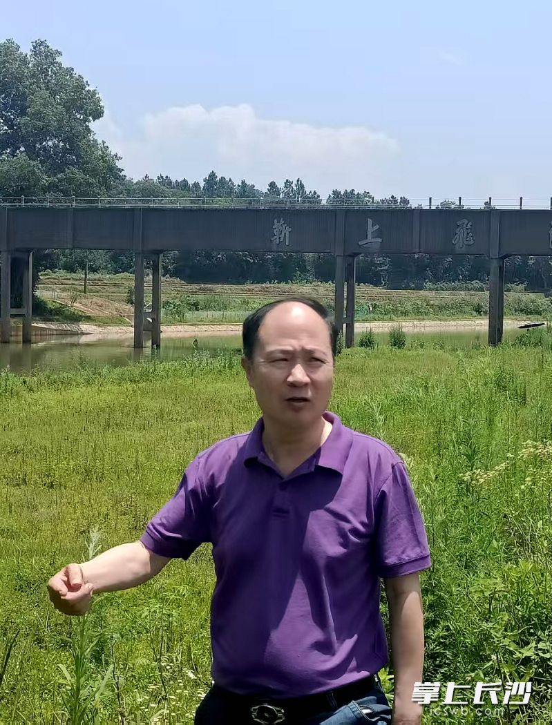 工作之余，喻立新不是泡在图书馆、档案馆查阅资料，就是奔波在宁乡的田野乡村实地调查、考证。 长沙晚报全媒体记者 贺文兵 摄