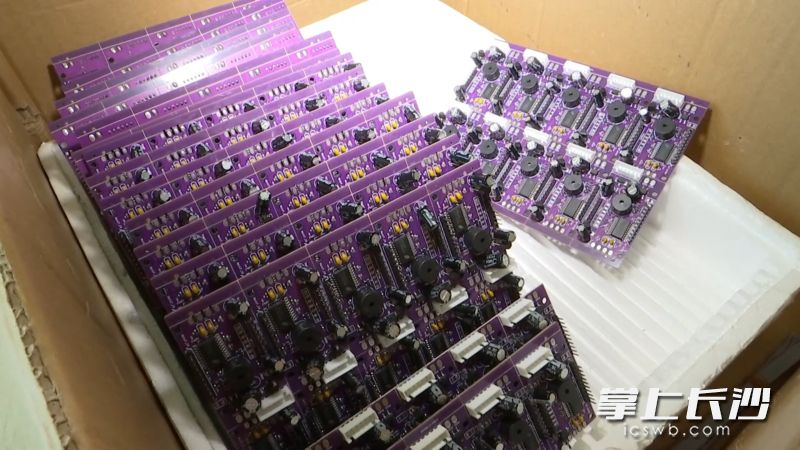 改装秤黑窝点里被查处的作弊秤配件。 长沙晚报通讯员 宇薇 供图