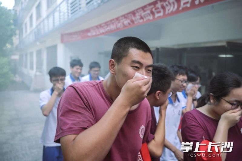 熟练掌握火场逃生技巧,将演练中习得的经验转化为日常自护自救的能力,真正做到“遇事不慌、科学避险”。 熟练掌握火场逃生技巧,将演练中习得的经验转化为日常自护自救的能力,真正做到“遇事不慌、科学避险”。